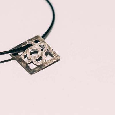 Collar con el colgante de la baldosa de Barcelona