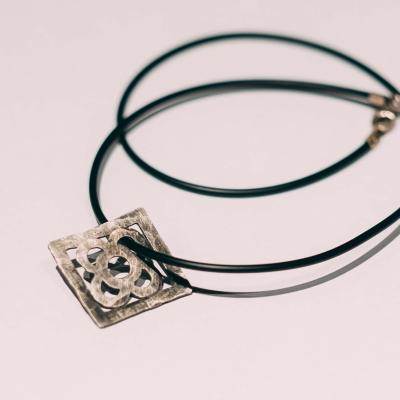 Collar amb el penjoll de la rajola de Barcelona