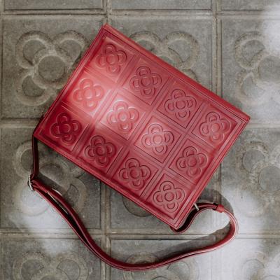 Bolso bandolera baldosa flor de Barcelona