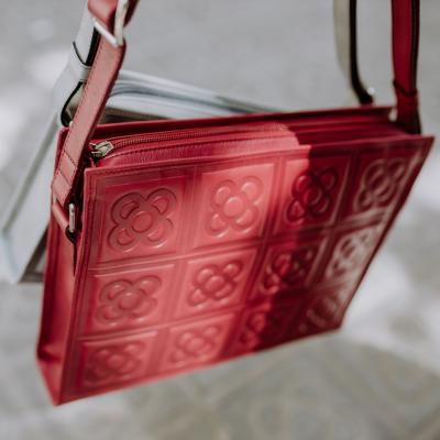 Bolso bandolera baldosa flor de Barcelona