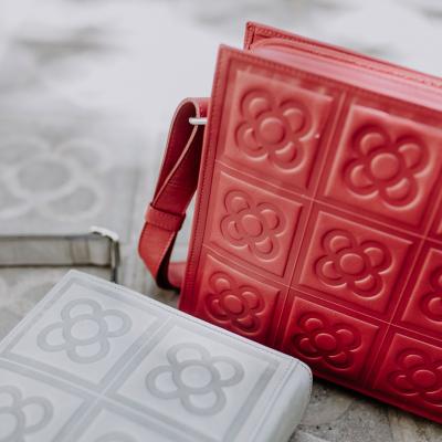 Bolso bandolera baldosa flor de Barcelona