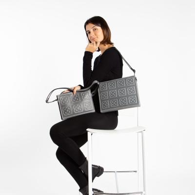 Bolso bandolera baldosa flor de Barcelona