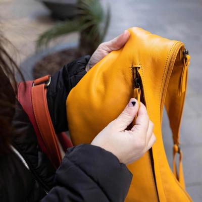 Bolsa riñonera de piel con compartimentos