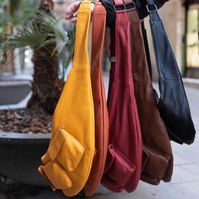 Bolsa riñonera de piel con compartimentos