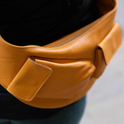 Bolsa riñonera de piel con compartimentos