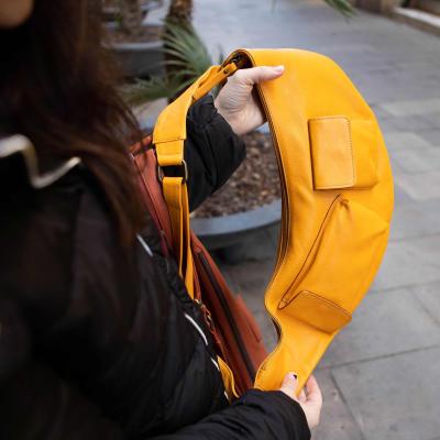 Bolsa riñonera de piel con compartimentos