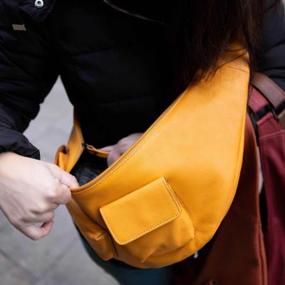 Bolsa riñonera de piel con compartimentos